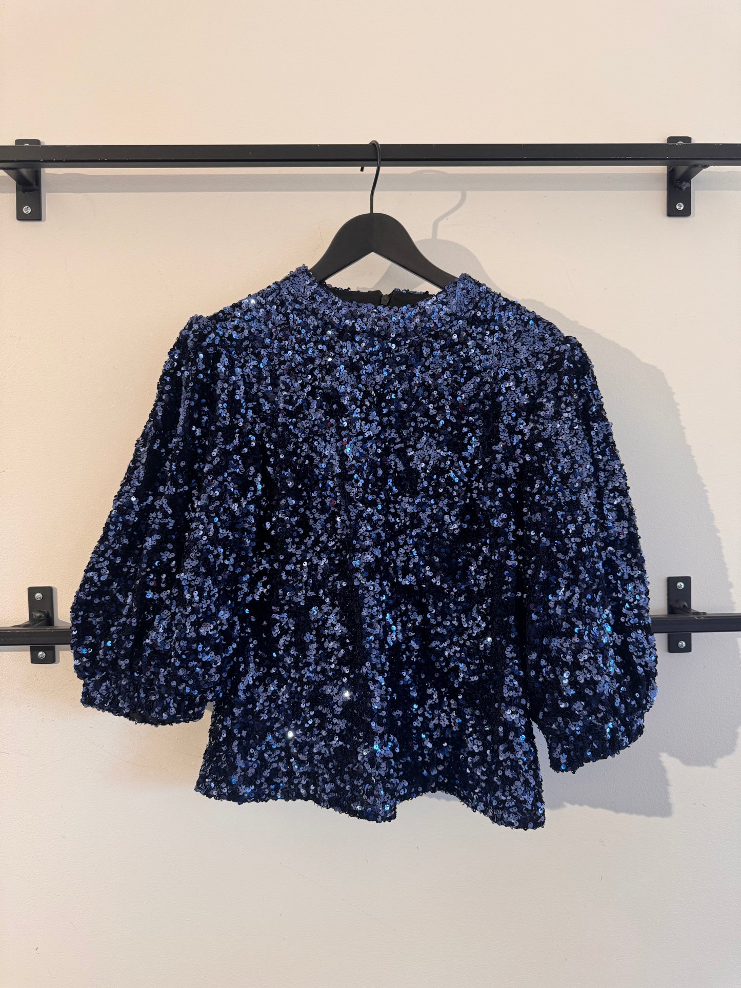 SHORT SLEEVE SEQUINS TOP blå - Rah Oslo 125911